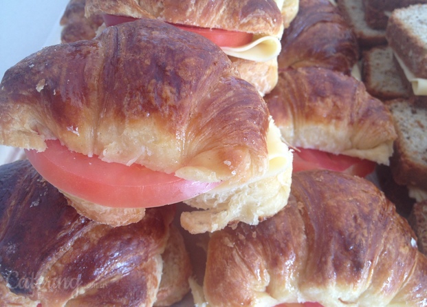 Medialunas caseras con jamón y queso o con queso y tomate