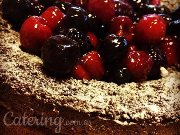 Torta humeda de chocolate con frutos rojos