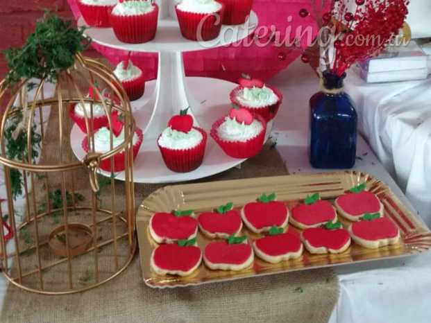 Torre cupcakes personalizados y cookies. Cumpleaños Oriana