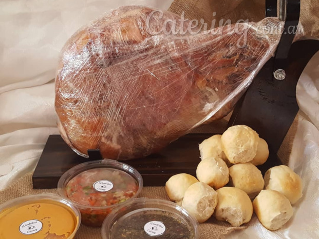 Pernil asado con salsas y panes caseros