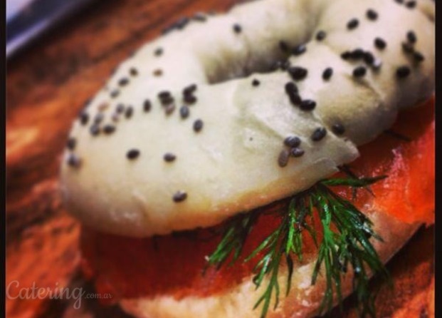 Bagel de salmón ahumado