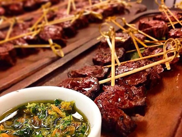 Pinchos de entraña asada con gremolata