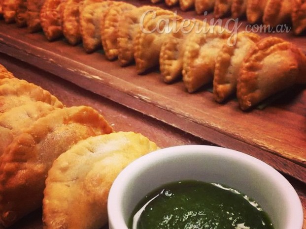 Mini empanadas de carne con pesto de cilantro