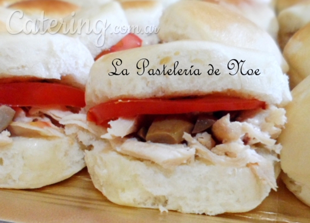 Sandwichs de pollo, olivas, y tomate y philadelphia