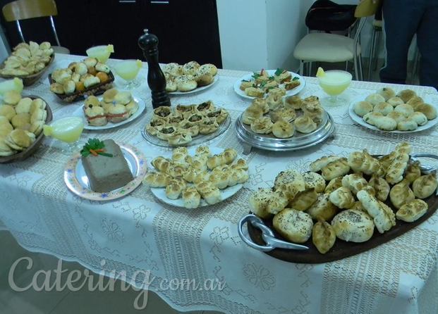 Una mesa con todos los detalles