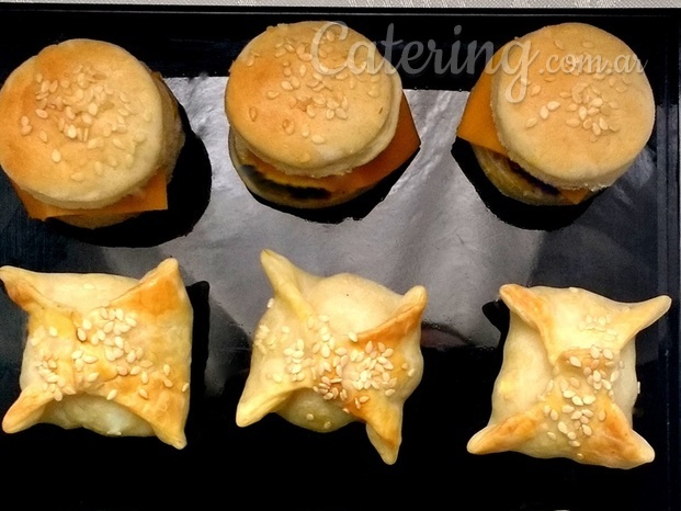 Mini burguer, paquetito de papa y salmón 