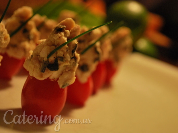 Cherries rellenos de hebras de pollo a la salvia y dijon