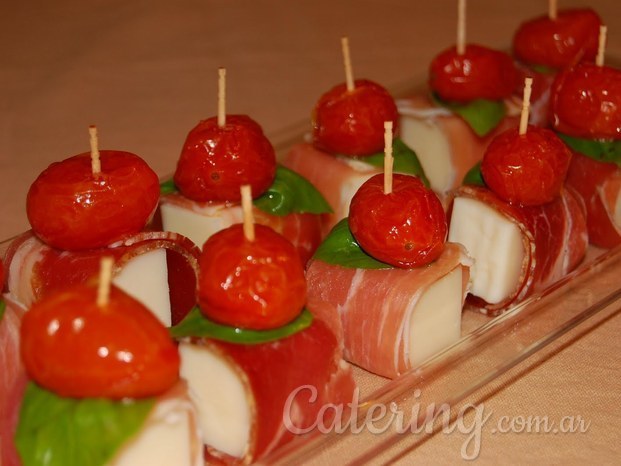 Pinchos jamón crudo con queso de cabra y cherrie confitado