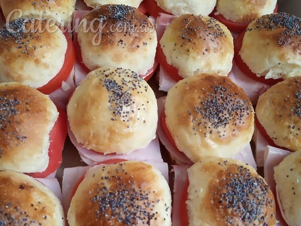 Bollitos de amapola con jamón y tomate